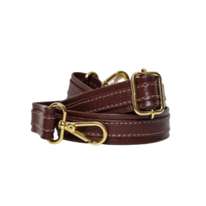 Alça longa de couro legítimo Mari By Tascheers em corte minimalista com costuras reforçadas e mosquetões com ferragem dourada premium.