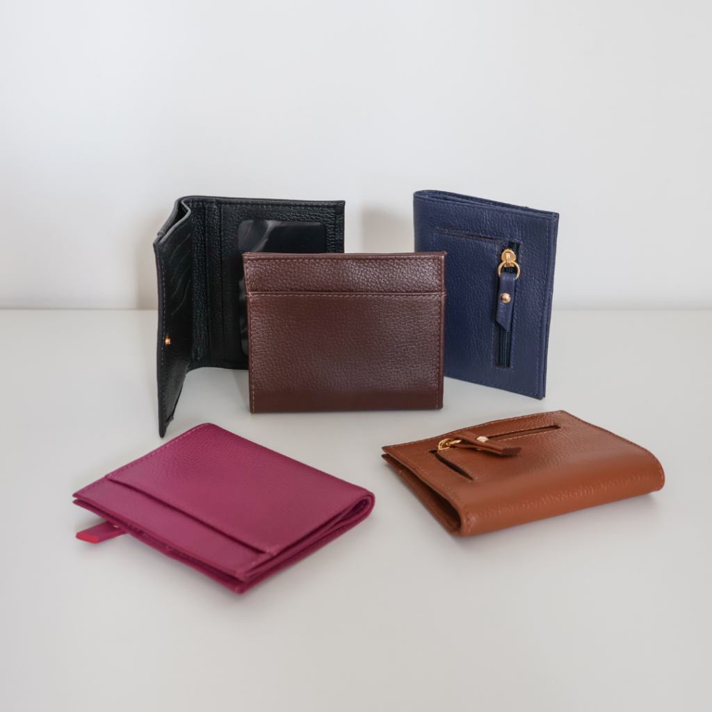 Carteira masculina slim de couro legítimo Inácio By Tascheers com acabamento artesanal, compartimentos para cartões e design compacto.