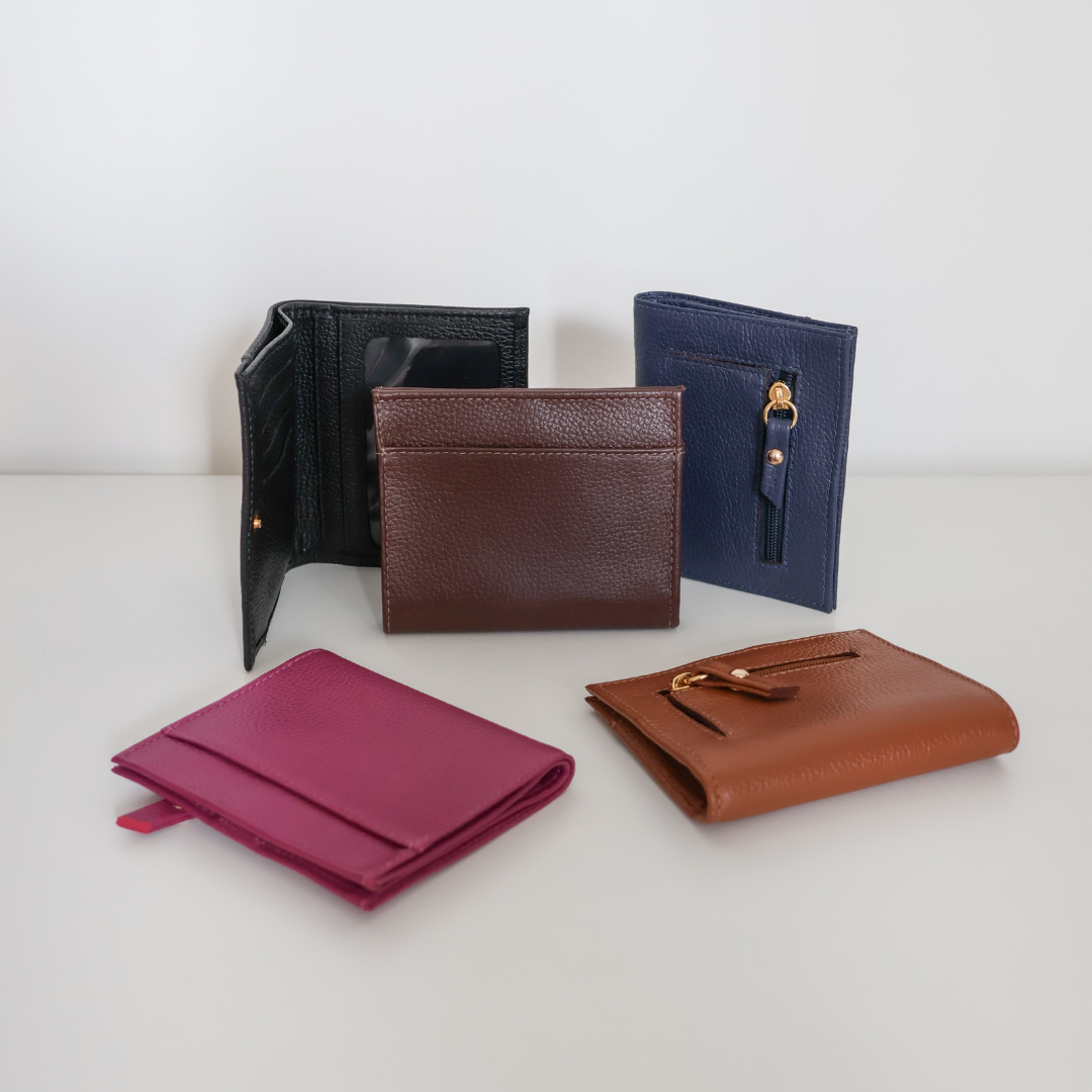 carteira-inacio-cores Carteira masculina slim de couro legítimo Inácio By Tascheers com acabamento artesanal, compartimentos para cartões e design compacto.