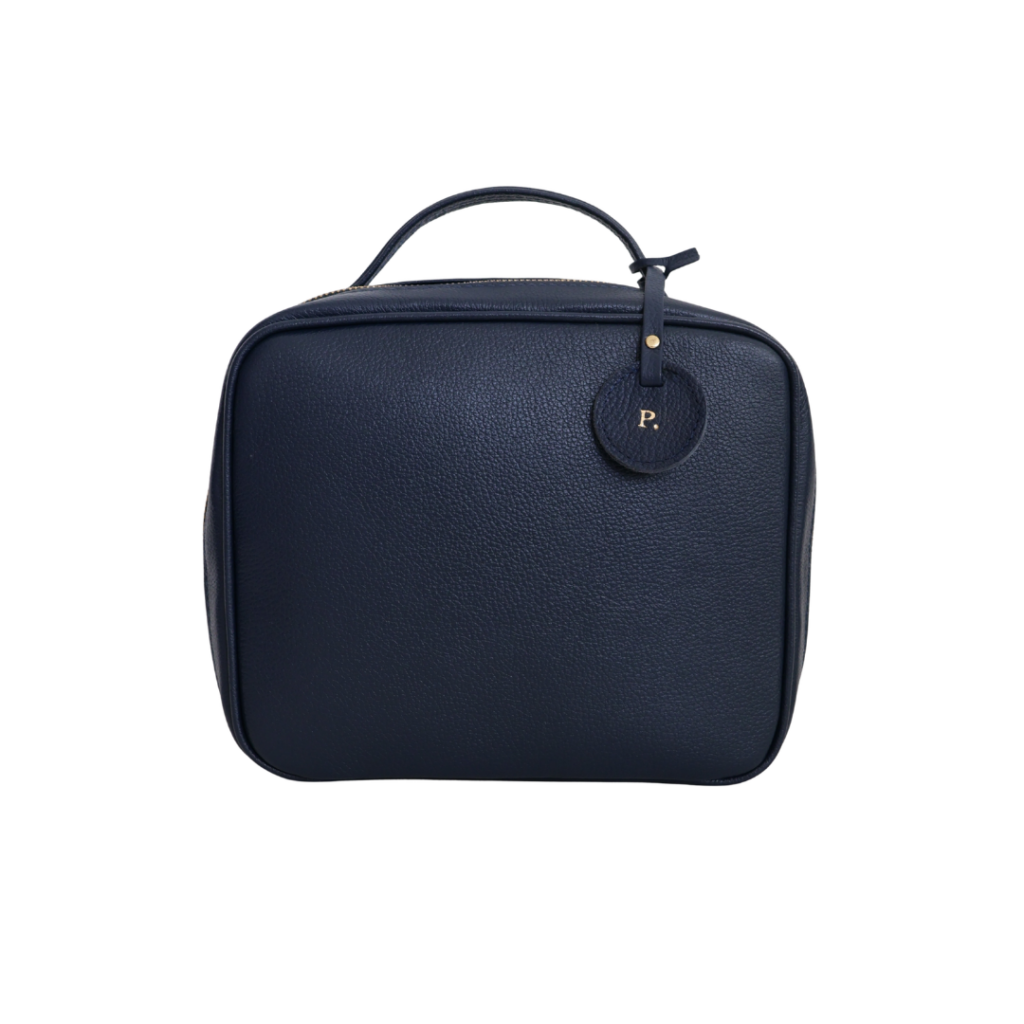 Necessaire organizadora de couro legítimo Bárbara Grande By Tascheers com amplo espaço interno, fechamento em zíper e acabamento artesanal premium.