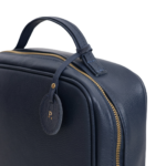 Necessaire organizadora de couro legítimo Bárbara Grande By Tascheers com amplo espaço interno, fechamento em zíper e acabamento artesanal premium.