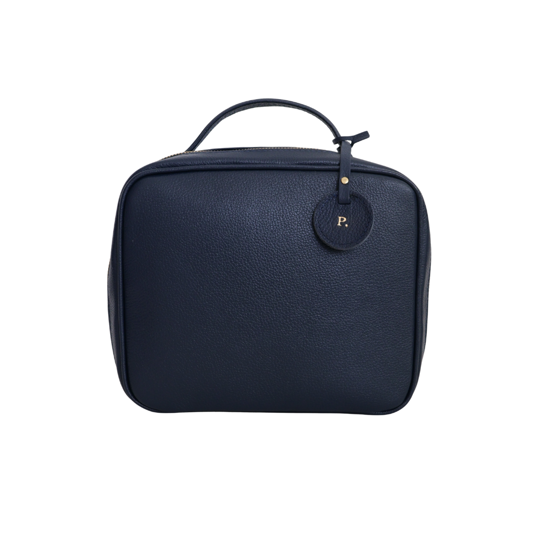 necessaire-barbara-grande-azul-marinho Necessaire organizadora de couro legítimo Bárbara Grande By Tascheers com amplo espaço interno, fechamento em zíper e acabamento artesanal premium.