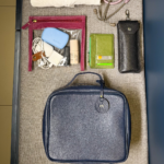 Necessaire organizadora de couro legítimo Bárbara Grande By Tascheers com amplo espaço interno, fechamento em zíper e acabamento artesanal premium.
