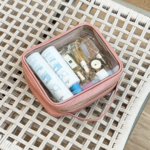 Necessaire organizadora feminina de couro legítimo Luísa Média By Tascheers com fechamento em zíper e acabamento artesanal premium.