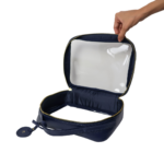 Necessaire organizadora feminina de couro legítimo Luísa Média By Tascheers com fechamento em zíper e acabamento artesanal premium.