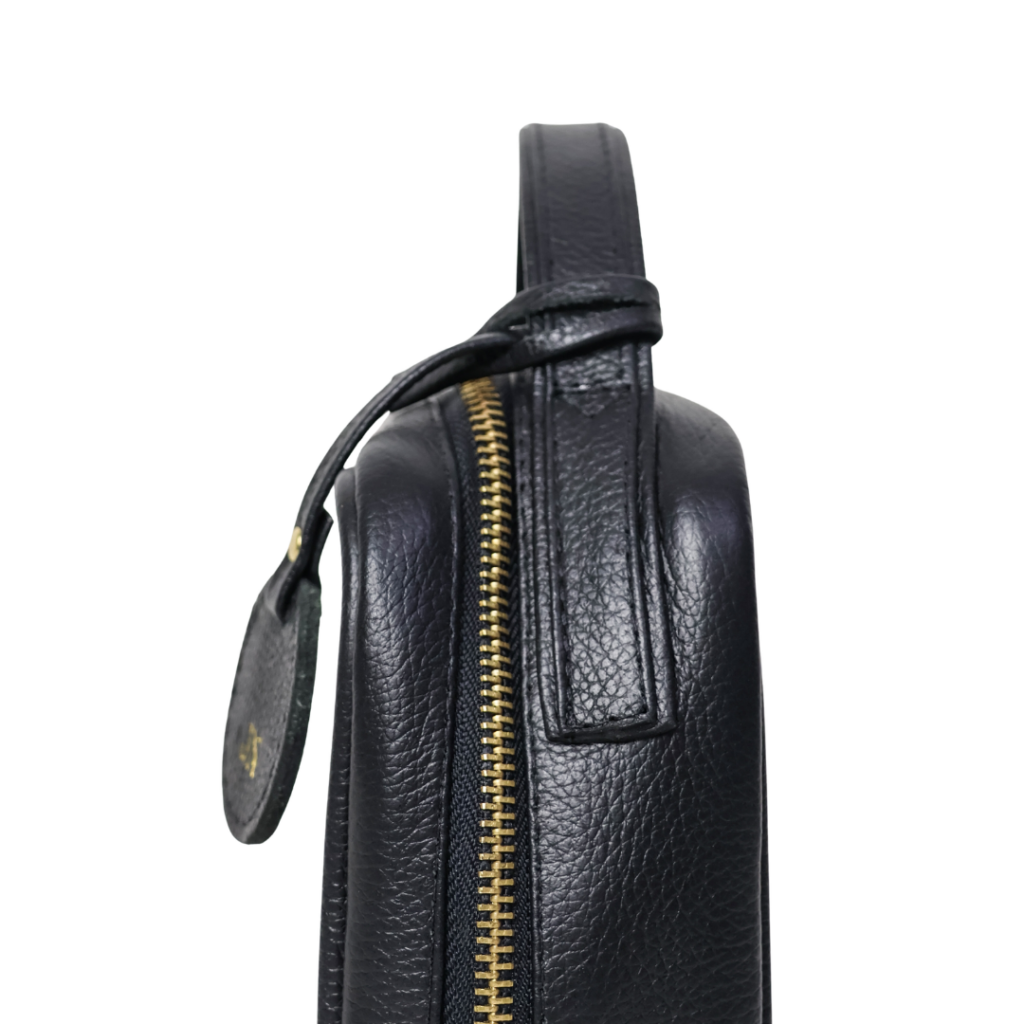 Necessaire organizadora feminina de couro legítimo Luísa Pequena By Tascheers compacta com fechamento em zíper e acabamento artesanal.