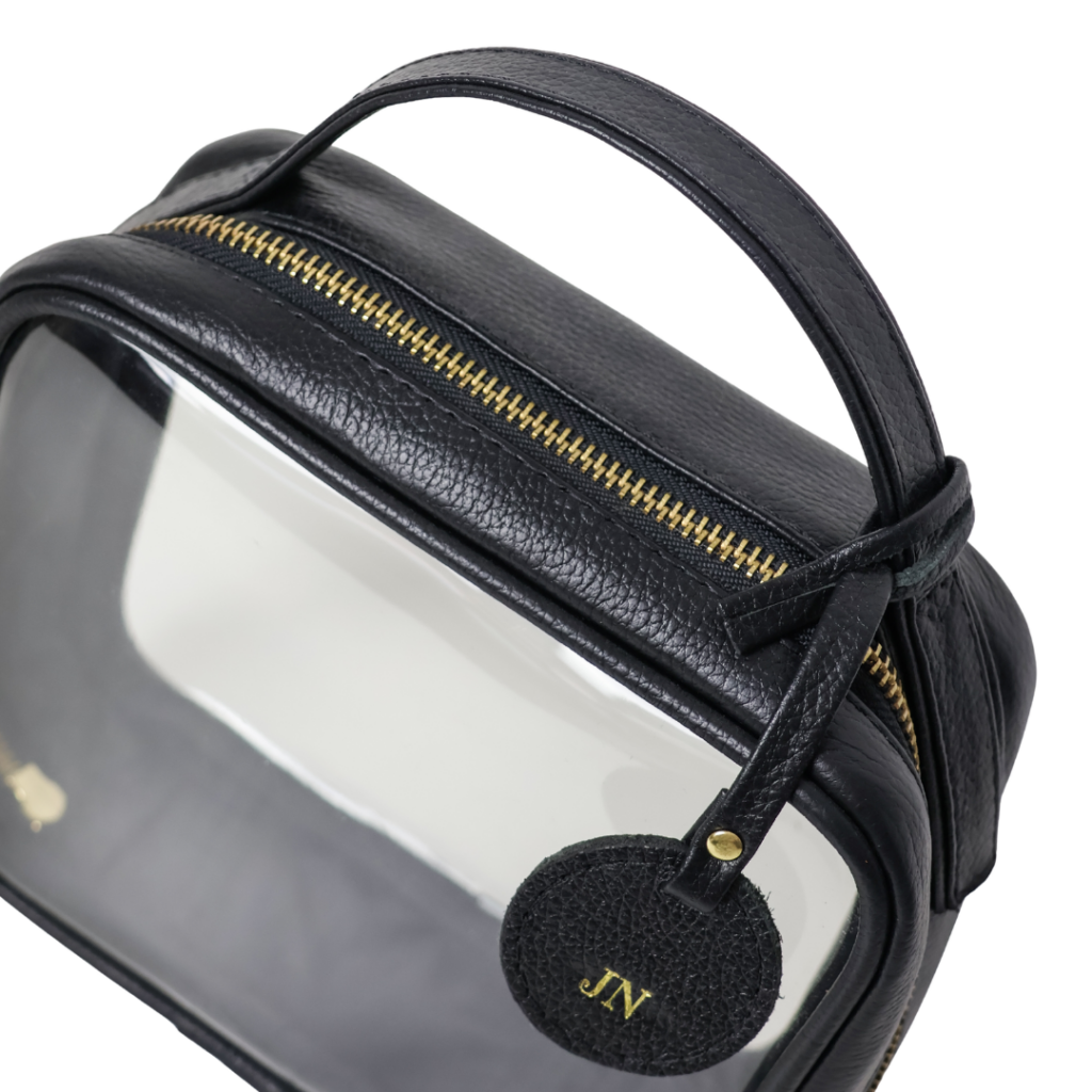Necessaire organizadora feminina de couro legítimo Luísa Pequena By Tascheers compacta com fechamento em zíper e acabamento artesanal.