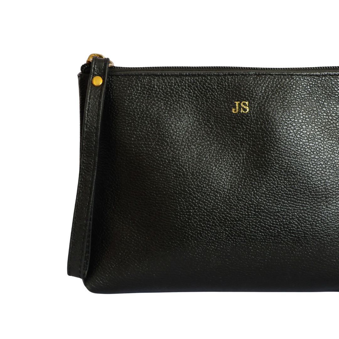 necessaire-maria-media-preta-2 Necessaire organizadora de couro legítimo Maria Média By Tascheers com fechamento em zíper superior e acabamento artesanal premium.