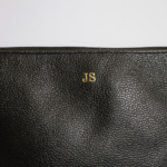 Necessaire organizadora de couro legítimo Maria Média By Tascheers com fechamento em zíper superior e acabamento artesanal premium.