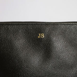 Necessaire organizadora de couro legítimo Maria Média By Tascheers com fechamento em zíper superior e acabamento artesanal premium.