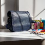 Necessaire de couro legítimo Natache By Tascheers com fechamento em zíper metálico e acabamento artesanal premium.