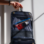 Necessaire de couro legítimo Natache By Tascheers com fechamento em zíper metálico e acabamento artesanal premium.