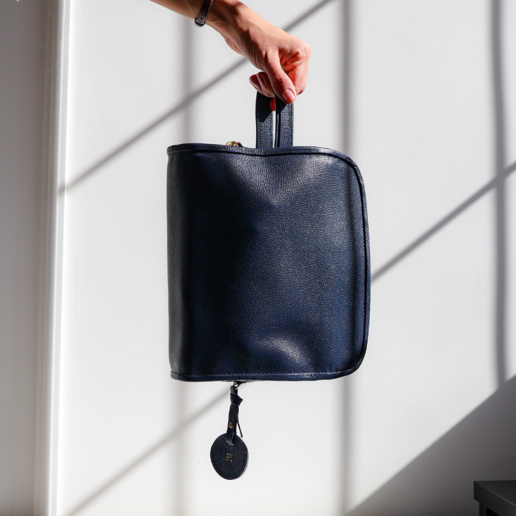 Necessaire de couro legítimo Natache By Tascheers com fechamento em zíper metálico e acabamento artesanal premium.