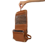 Necessaire de couro legítimo Natache By Tascheers com fechamento em zíper metálico e acabamento artesanal premium.