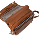 Necessaire de couro legítimo Natache By Tascheers com fechamento em zíper metálico e acabamento artesanal premium.