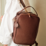 Bolsa feminina de couro legítimo Juliana By Tascheers com design estruturado, alças de mão reforçadas e acabamento artesanal de alto padrão.