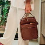 Bolsa feminina de couro legítimo Juliana By Tascheers com design estruturado, alças de mão reforçadas e acabamento artesanal de alto padrão.
