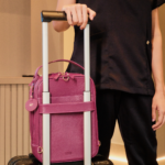 Bolsa feminina de couro legítimo Juliana By Tascheers com design estruturado, alças de mão reforçadas e acabamento artesanal de alto padrão.