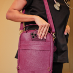 Bolsa feminina de couro legítimo Juliana By Tascheers com design estruturado, alças de mão reforçadas e acabamento artesanal de alto padrão.