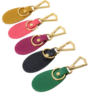 Chaveiro unissex de couro legítimo Clau By Tascheers na cor única com mosquetão, argola metálica dourada e iniciais personalizadas em Hot Stamping.