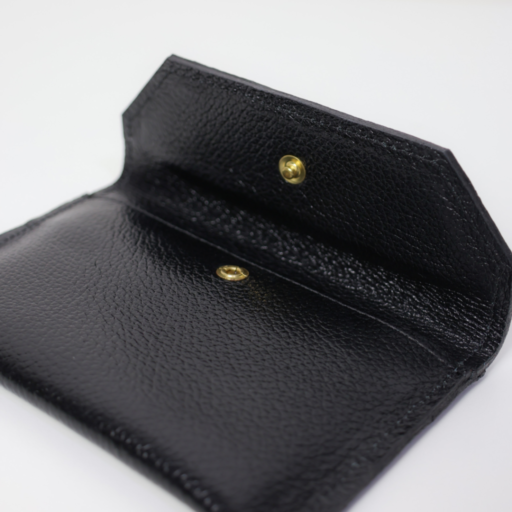 Bolsa envelope de couro legítimo Fernanda By Tascheers com fechamento em aba, design slim e acabamento artesanal premium.