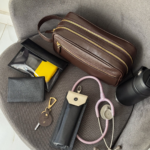 Necessaire de couro legítimo Dani By Tascheers com fechamento em zíper metálico superior, formato estruturado e acabamento artesanal premium.