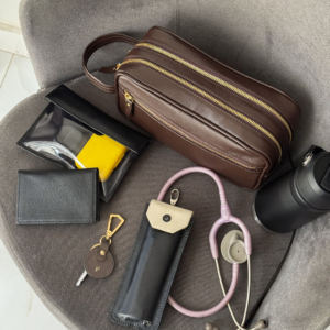 Necessaire de couro legítimo Dani By Tascheers com fechamento em zíper metálico superior, formato estruturado e acabamento artesanal premium.