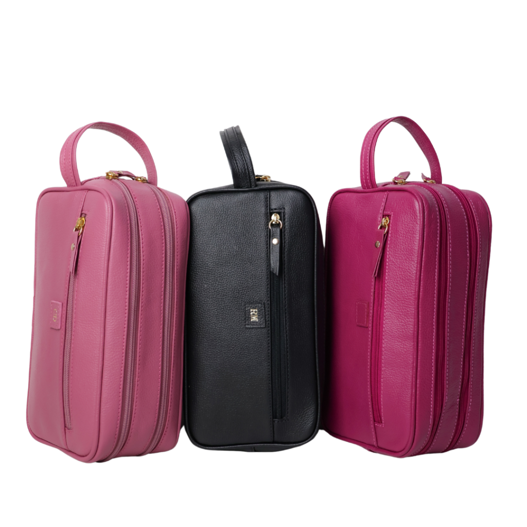 Necessaire de couro legítimo Dani Monocromática By Tascheers com acabamento unificado em uma só cor, fechamento em zíper e formato compacto estruturado.
