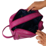 Necessaire de couro legítimo Dani Monocromática By Tascheers com acabamento unificado em uma só cor, fechamento em zíper e formato compacto estruturado.