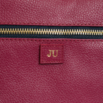 Necessaire de couro legítimo Dani By Tascheers com fechamento em zíper metálico superior, formato estruturado e acabamento artesanal premium.