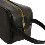 Necessaire de couro legítimo Helena By Tascheers com fechamento em zíper metálico superior, silhueta estruturada e acabamento artesanal premium.