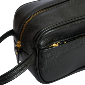 Necessaire de couro legítimo Helena By Tascheers com fechamento em zíper metálico superior, silhueta estruturada e acabamento artesanal premium.