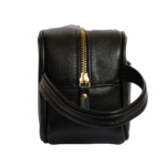 Necessaire de couro legítimo Helena By Tascheers com fechamento em zíper metálico superior, silhueta estruturada e acabamento artesanal premium.