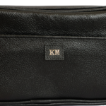Necessaire de couro legítimo Helena By Tascheers com fechamento em zíper metálico superior, silhueta estruturada e acabamento artesanal premium.