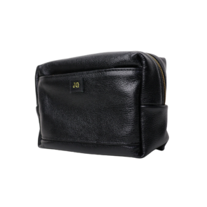 Necessaire de couro legítimo Jussara Grande By Tascheers com amplo espaço interno, formato estruturado maxi, fechamento em zíper e acabamento artesanal de alto padrão.