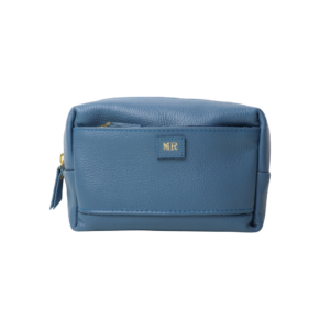 Necessaire de couro legítimo Jussara Média By Tascheers com tamanho intermediário, formato estruturado, fechamento em zíper e acabamento artesanal premium.