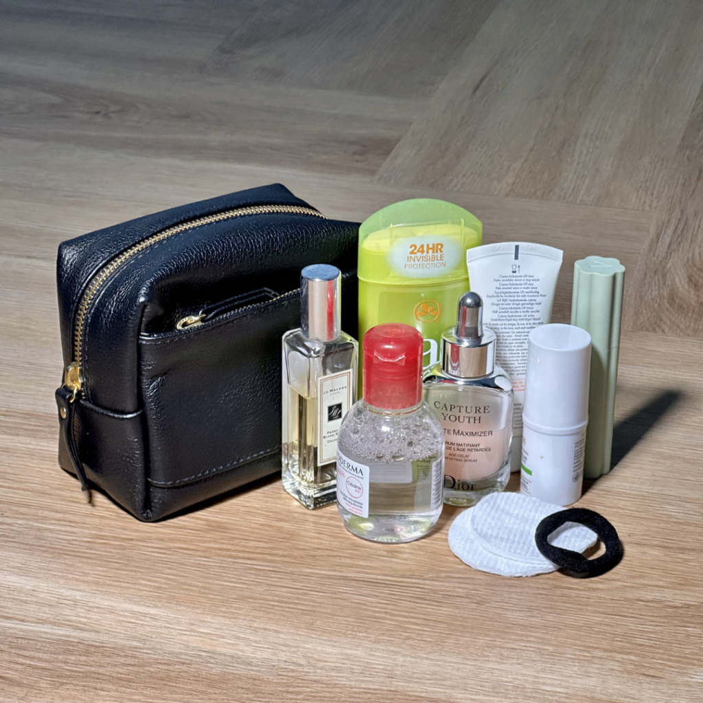 Necessaire Jussara Pequena em couro 100% legítimo: charme compacto e praticidade sob medida para acompanhar você em qualquer lugar, sem ocupar espaço.