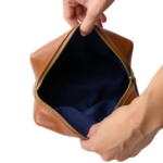 Necessaire Jussara Pequena em couro 100% legítimo: charme compacto e praticidade sob medida para acompanhar você em qualquer lugar, sem ocupar espaço.