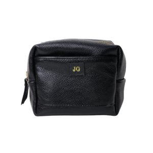 Necessaire Jussara Pequena em couro 100% legítimo: charme compacto e praticidade sob medida para acompanhar você em qualquer lugar, sem ocupar espaço.
