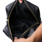 Necessaire Jussara Pequena em couro 100% legítimo: charme compacto e praticidade sob medida para acompanhar você em qualquer lugar, sem ocupar espaço.