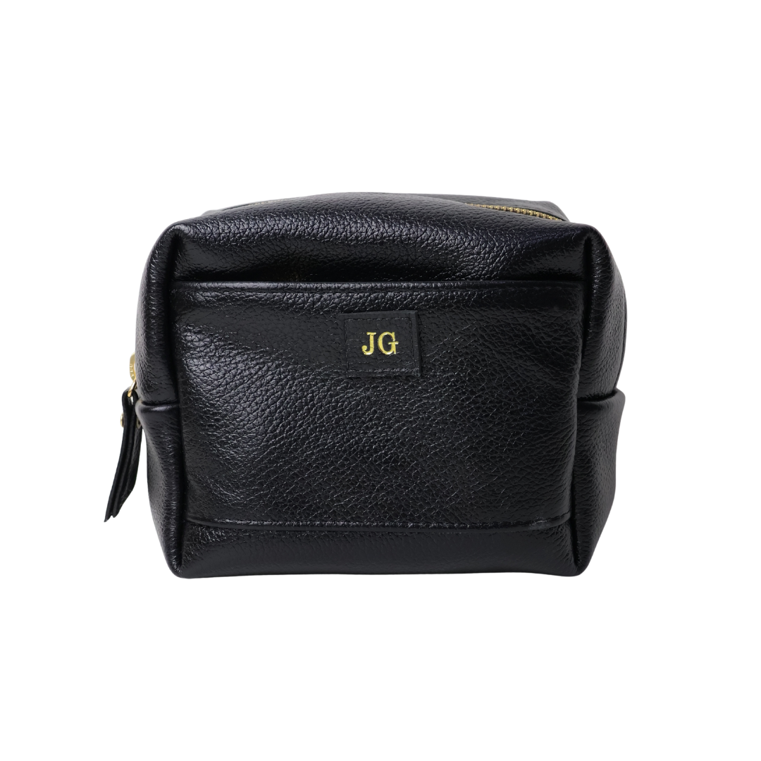 necessaire-jussara-pequena-preto Necessaire Jussara Pequena em couro 100% legítimo: charme compacto e praticidade sob medida para acompanhar você em qualquer lugar, sem ocupar espaço.
