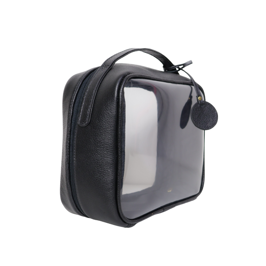 Necessaire de couro legítimo Luísa Monocromática Pequena By Tascheers com acabamento tonal uniforme, fechamento em zíper e design artesanal compacto.