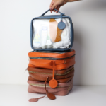 Necessaire de couro legítimo Miguel Média By Tascheers com formato retangular estruturado, fechamento em zíper metálico e acabamento artesanal de alto padrão.