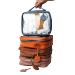 Necessaire de couro legítimo Miguel Média By Tascheers com formato retangular estruturado, fechamento em zíper metálico e acabamento artesanal de alto padrão.