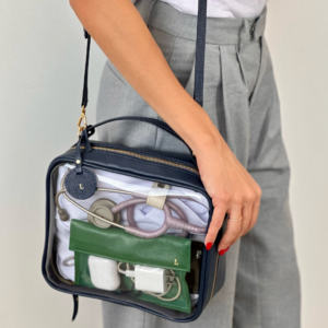 Necessaire de couro legítimo Miguel Média By Tascheers com formato retangular estruturado, fechamento em zíper metálico e acabamento artesanal de alto padrão.