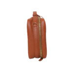 Necessaire de couro legítimo Miguel Média By Tascheers com formato retangular estruturado, fechamento em zíper metálico e acabamento artesanal de alto padrão.