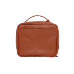 Necessaire de couro legítimo Miguel Média By Tascheers com formato retangular estruturado, fechamento em zíper metálico e acabamento artesanal de alto padrão.