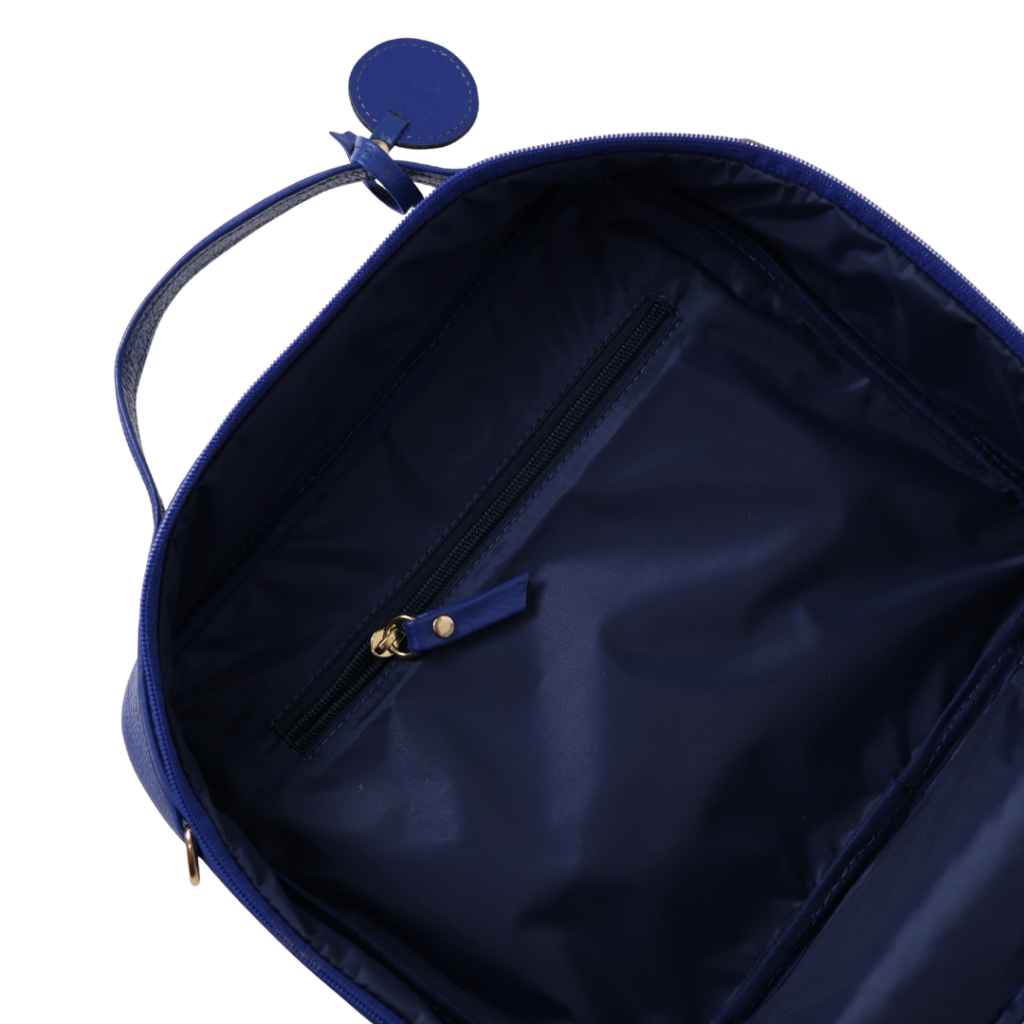 Necessaire de couro legítimo Miguel Monocromática Média By Tascheers com formato retangular estruturado, acabamento unificado em uma só cor e fechamento em zíper.