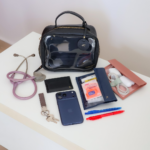 Necessaire compacta de couro legítimo Miguel Pequena By Tascheers com formato retangular estruturado, fechamento em zíper metálico e acabamento artesanal premium.