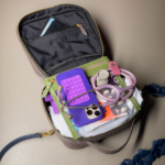Necessaire de couro legítimo New Bárbara Grande By Tascheers com amplo espaço interno, fechamento em zíper metálico superior e design artesanal estruturado.